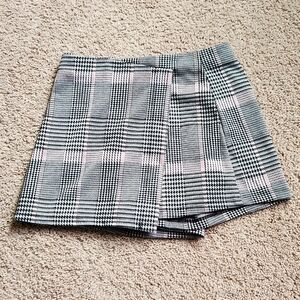 Haute Monde Houndstooth Skort!